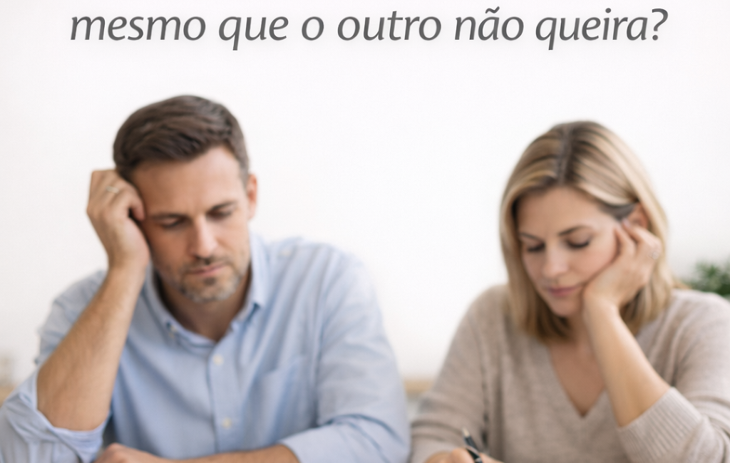 Uma das dúvidas mais comuns de quem pensa em se divorciar é essa: é possível encerrar o casamento mesmo sem o consentimento do outro? Essa pergunta geralmente vem acompanhada de medo, insegurança e até receio de enfrentar um processo longo e desgastante. A boa notícia é que, no direito brasileiro, ninguém é obrigado a permanecer casado. O divórcio depende da vontade dos dois? Não. Atualmente, o divórcio não depende da concordância do outro cônjuge. Isso significa que, mesmo que apenas uma das partes queira se divorciar, o pedido pode ser feito. O fim do casamento não precisa ser justificado, nem condicionado à aceitação do outro. O que muda, nesses casos, não é o direito ao divórcio, mas a forma como o processo será conduzido. O que acontece quando o outro não concorda? Quando não há consenso, o divórcio segue pela via judicial. Isso não impede o fim do casamento, mas pode gerar discussões sobre: partilha de bens guarda de filhos pensão alimentícia Esses pontos são analisados pelo juiz, caso não haja acordo entre as partes. O divórcio demora mais quando não há acordo? Em geral, sim. A ausência de consenso tende a tornar o processo mais demorado, especialmente quando existem conflitos relacionados a patrimônio ou filhos. Ainda assim, o vínculo conjugal pode ser encerrado, mesmo que as demais questões sejam discutidas ao longo do processo. Erros comuns nesse tipo de situação Alguns equívocos são muito comuns: achar que o outro pode “impedir” o divórcio acreditar que vai perder todos os bens postergar a decisão por medo de conflito Esses mitos acabam prolongando situações que já são emocionalmente difíceis. Por que a orientação jurídica é tão importante? Quando apenas uma das partes deseja se divorciar, a orientação jurídica se torna ainda mais essencial. Cada decisão tomada durante o processo pode gerar impactos futuros, especialmente em relação a bens, deveres e convivência familiar. Uma condução adequada permite que o processo ocorra de forma mais equilibrada e segura, mesmo em cenários de conflito. 📍 A Luciana Pinheiro Advocacia, com atuação em todo o Brasil, oferece atendimento humanizado e estratégico em Direito de Família, sempre respeitando as particularidades de cada caso e buscando soluções jurídicas responsáveis.